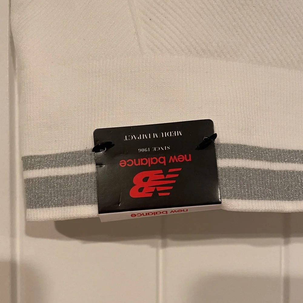 NWT New Balance White Medium Impact Sports bra Size: S - Picture 2 of 5